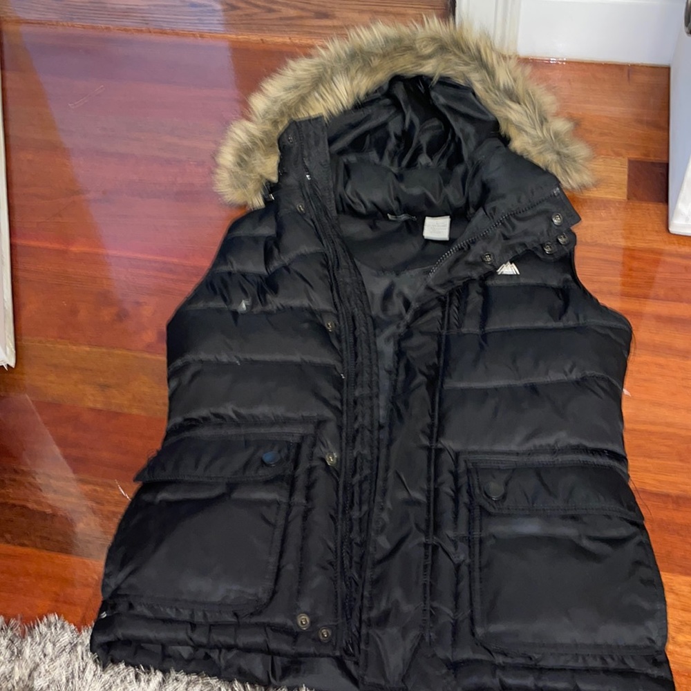 Black puffer vest faux fur